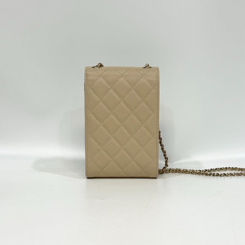 CHANEL米色粒紋山羊皮金釦下蓋手機包A84051-1