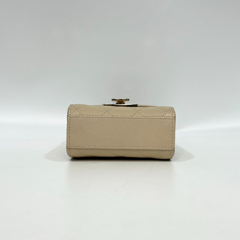 CHANEL米色粒紋山羊皮金釦下蓋手機包A84051-4