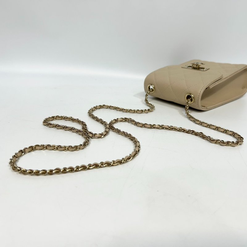 CHANEL米色粒紋山羊皮金釦下蓋手機包A84051-8