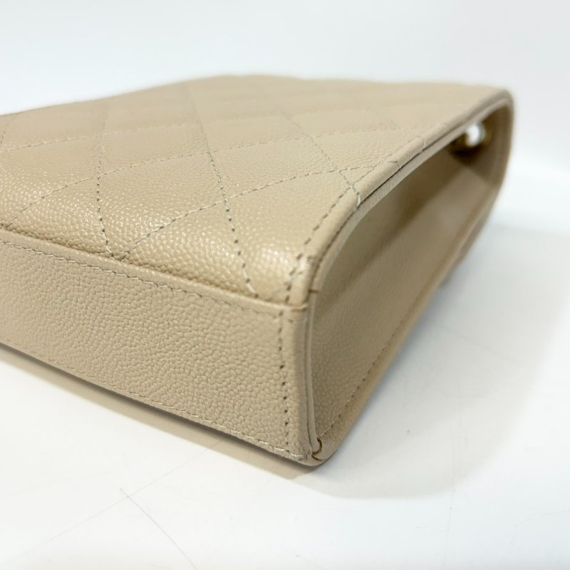 CHANEL米色粒紋山羊皮金釦下蓋手機包A84051-10