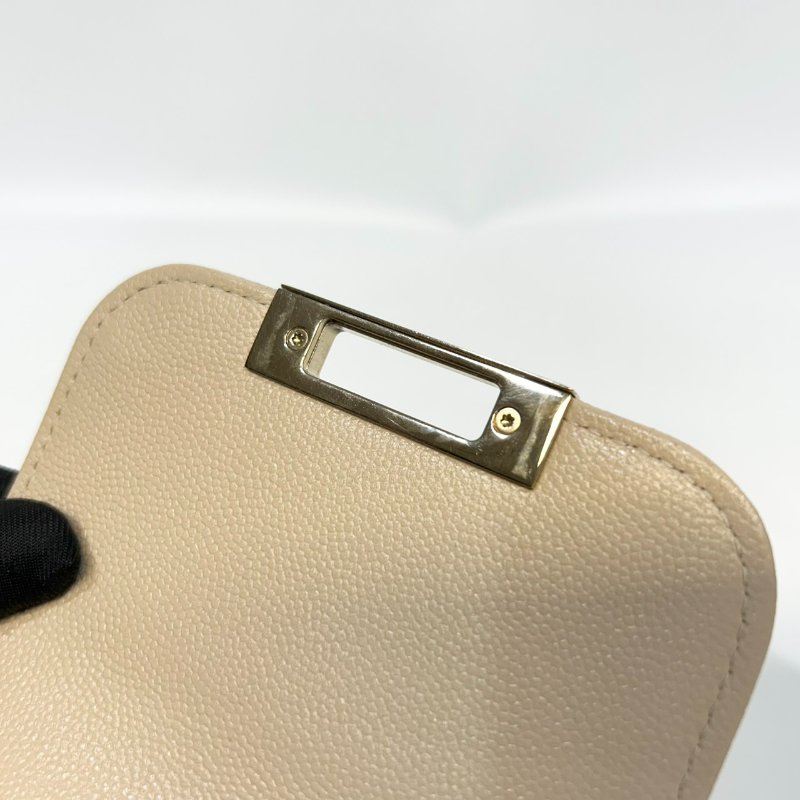 CHANEL米色粒紋山羊皮金釦下蓋手機包A84051-12