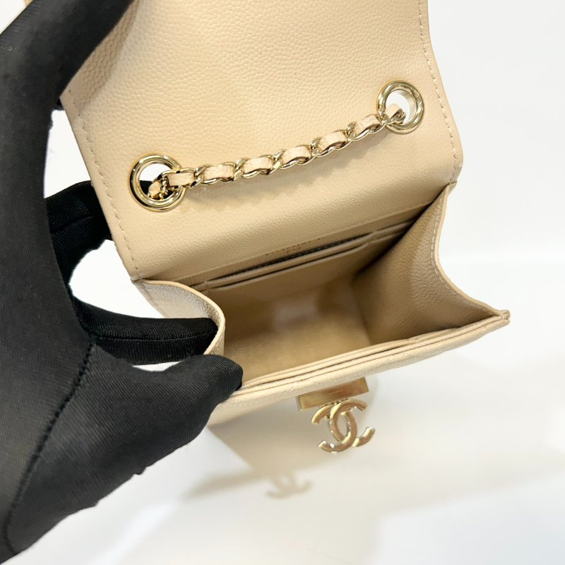 CHANEL米色粒紋山羊皮金釦下蓋手機包A84051-13