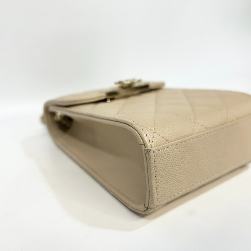 CHANEL米色粒紋山羊皮金釦下蓋手機包A84051-15