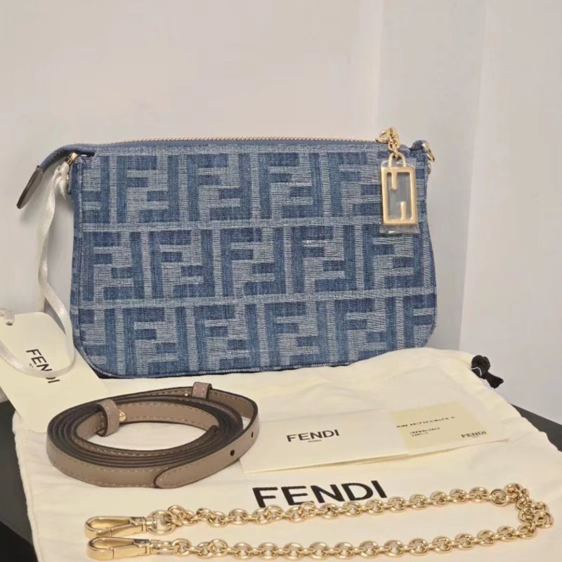 Fendi牛仔鏈條腋下包 全新-1