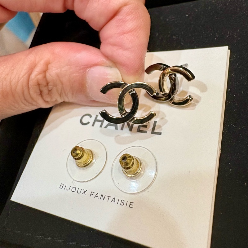 Chanel 基本款 雙C logo 雙色 石墨黑x金 針式耳環-1
