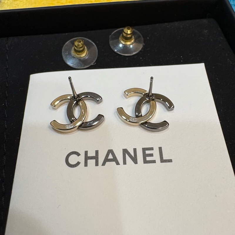 Chanel 基本款 雙C logo 雙色 石墨黑x金 針式耳環-5