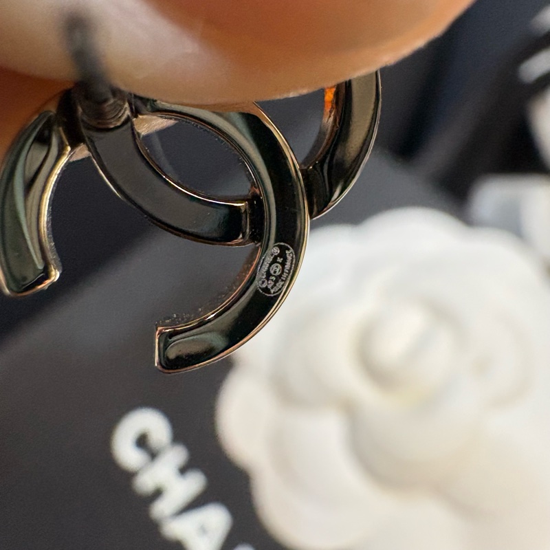 Chanel 基本款 雙C logo 雙色 石墨黑x金 針式耳環-6