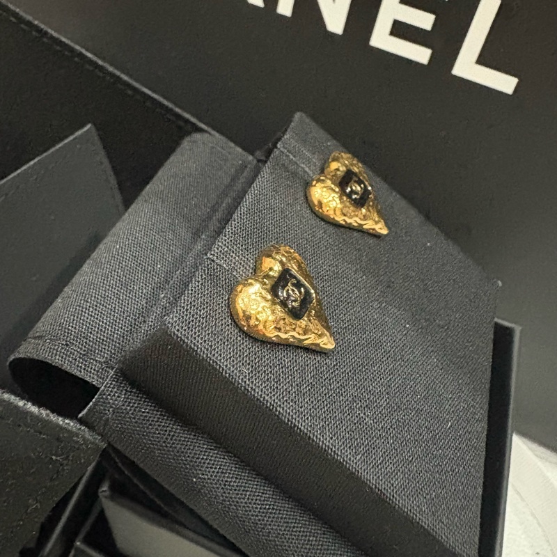 全新 Chanel 金色愛心熔岩黑琺瑯 小號 針式耳環-1