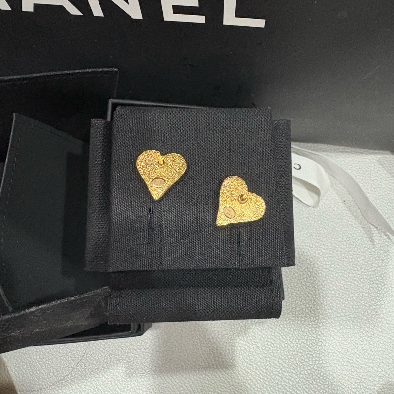 全新 Chanel 金色愛心熔岩黑琺瑯 小號 針式耳環-3