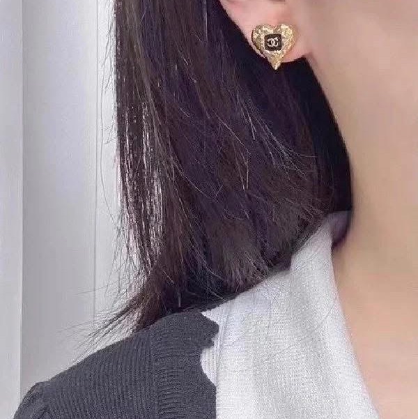 全新 Chanel 金色愛心熔岩黑琺瑯 小號 針式耳環-4