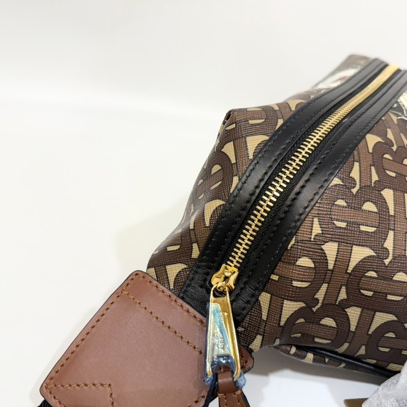 BURBERRY白黑棕金釦TB老花中號腰包8017212-11