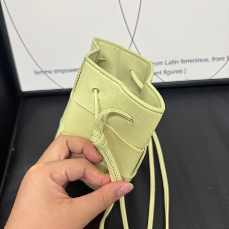 【現貨】牛油果綠色 Bv 編織Mini水桶仔-10