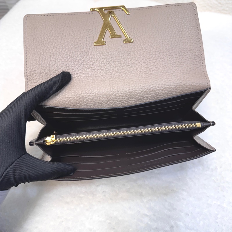 LouisVuitton路易威登LV卵石色Taurillon牛皮Capucines下蓋長夾金釦錢包M61249-13