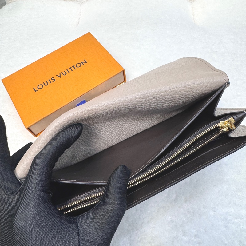 LouisVuitton路易威登LV卵石色Taurillon牛皮Capucines下蓋長夾金釦錢包M61249-15