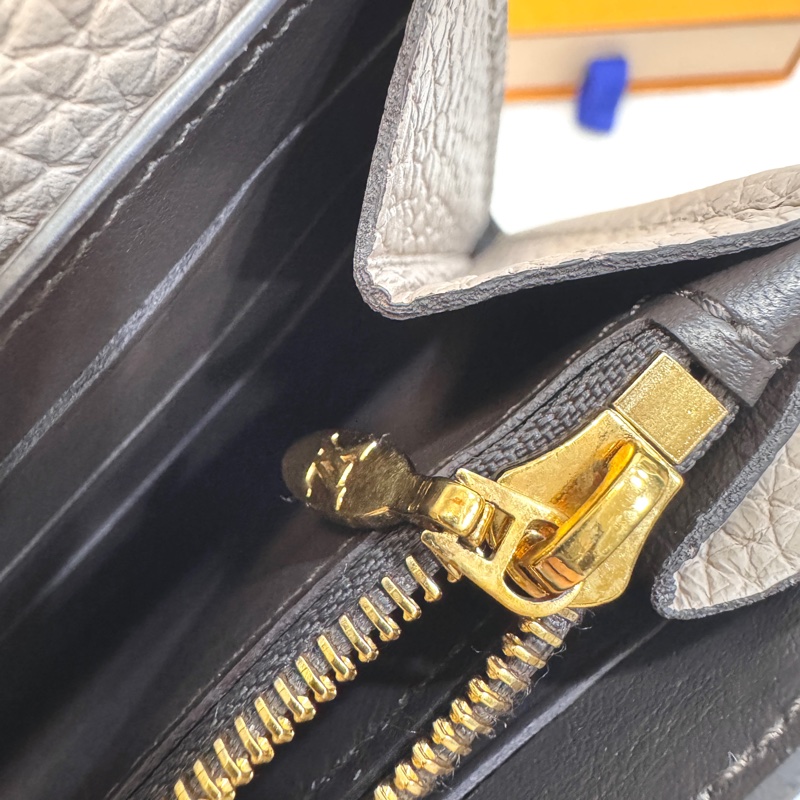 LouisVuitton路易威登LV卵石色Taurillon牛皮Capucines下蓋長夾金釦錢包M61249-20