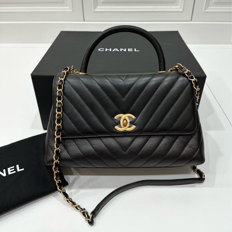 Chanel 香奈兒 cocohandle 28 蜥蜴手柄 黑金 V 紋 手提包 斜背包 肩背包 側背包 鍊條包-11
