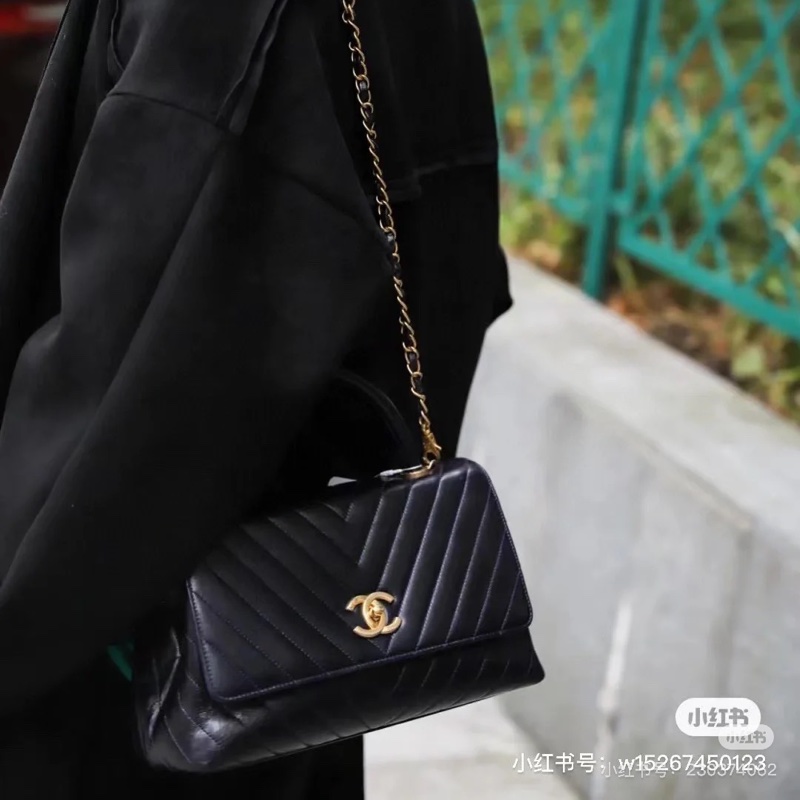 Chanel 香奈兒 cocohandle 28 蜥蜴手柄 黑金 V 紋 手提包 斜背包 肩背包 側背包 鍊條包-17