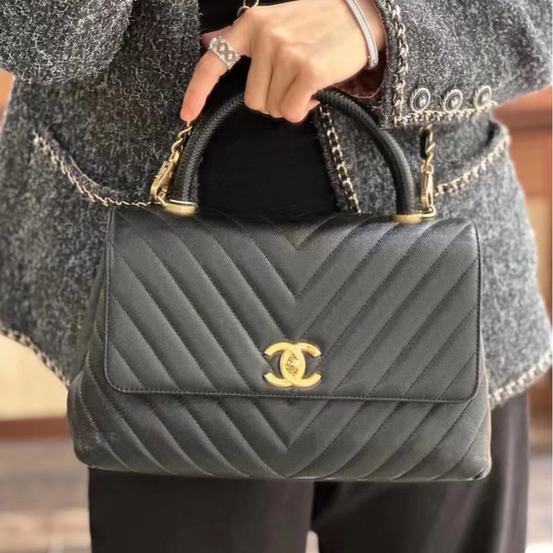 Chanel 香奈兒 cocohandle 28 蜥蜴手柄 黑金 V 紋 手提包 斜背包 肩背包 側背包 鍊條包-18