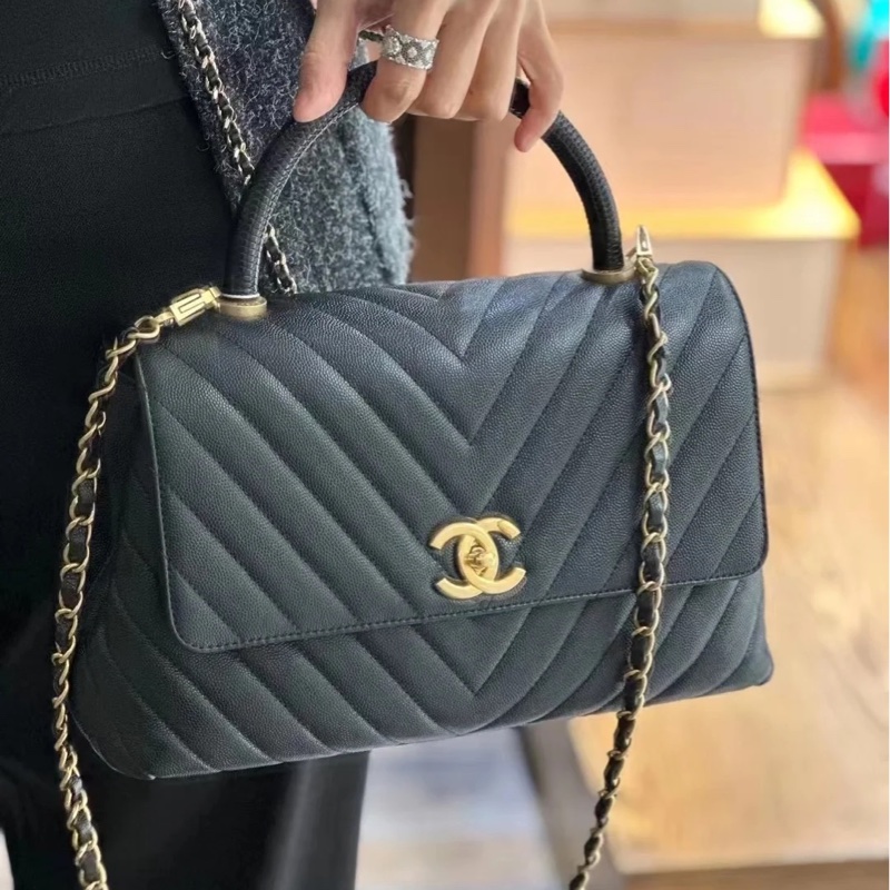 Chanel 香奈兒 cocohandle 28 蜥蜴手柄 黑金 V 紋 手提包 斜背包 肩背包 側背包 鍊條包-19
