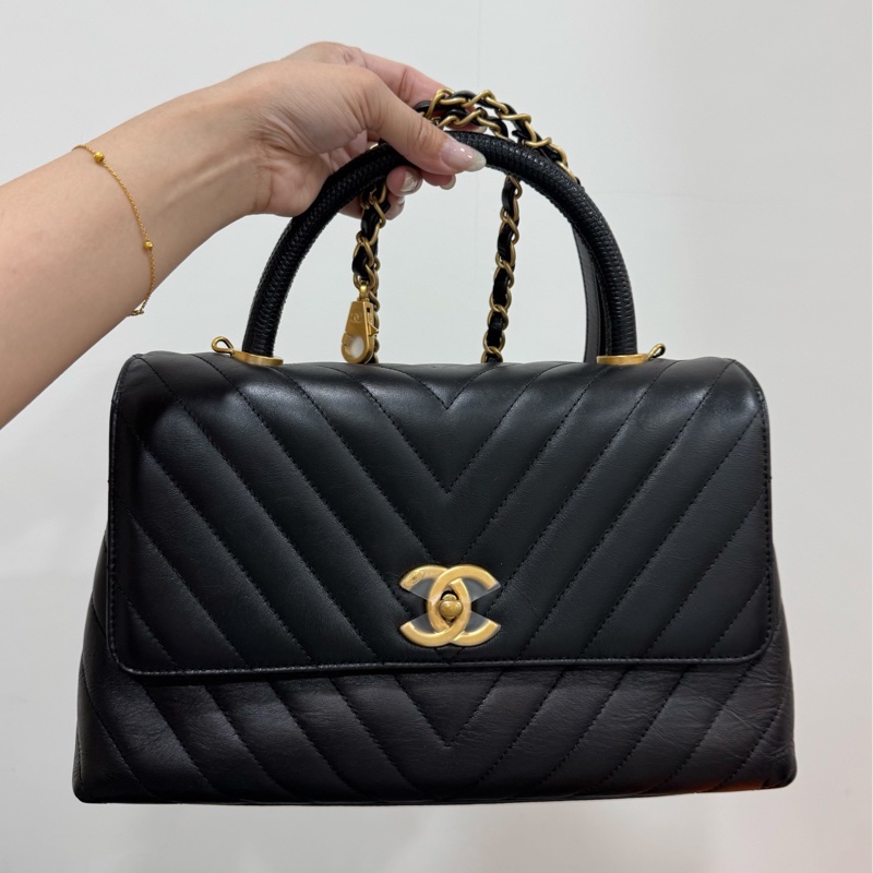 Chanel 香奈兒 cocohandle 28 蜥蜴手柄 黑金 V 紋 手提包 斜背包 肩背包 側背包 鍊條包-20