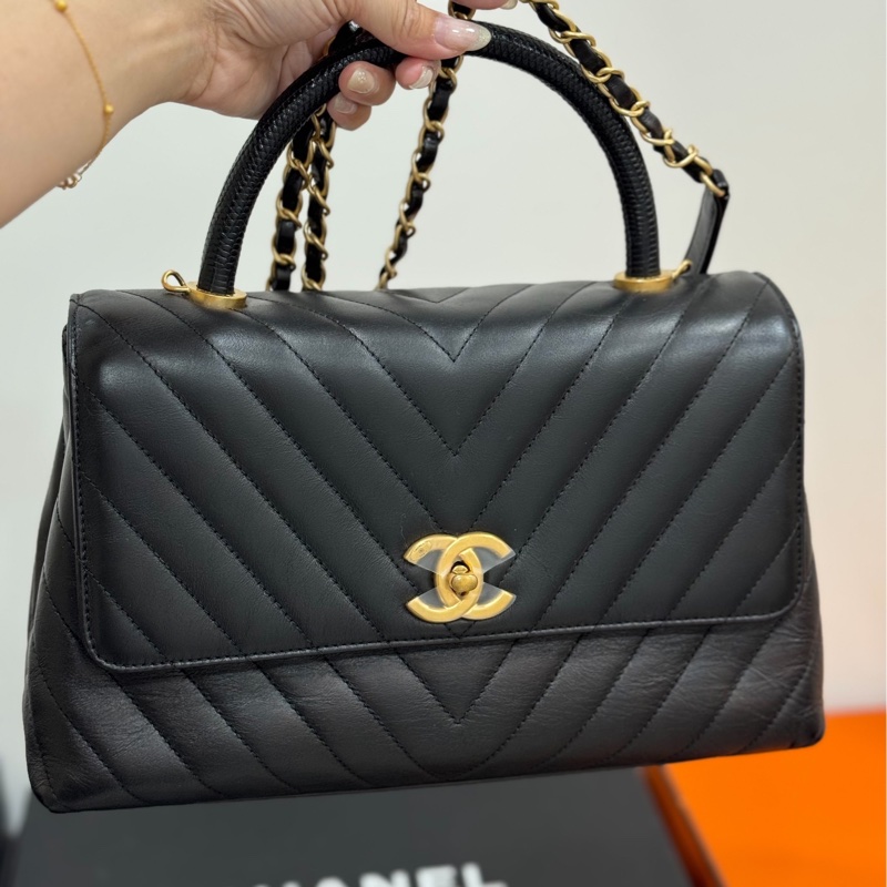 Chanel 香奈兒 cocohandle 28 蜥蜴手柄 黑金 V 紋 手提包 斜背包 肩背包 側背包 鍊條包-21