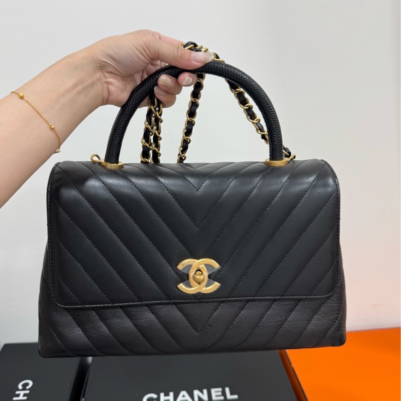Chanel 香奈兒 cocohandle 28 蜥蜴手柄 黑金 V 紋 手提包 斜背包 肩背包 側背包 鍊條包-22