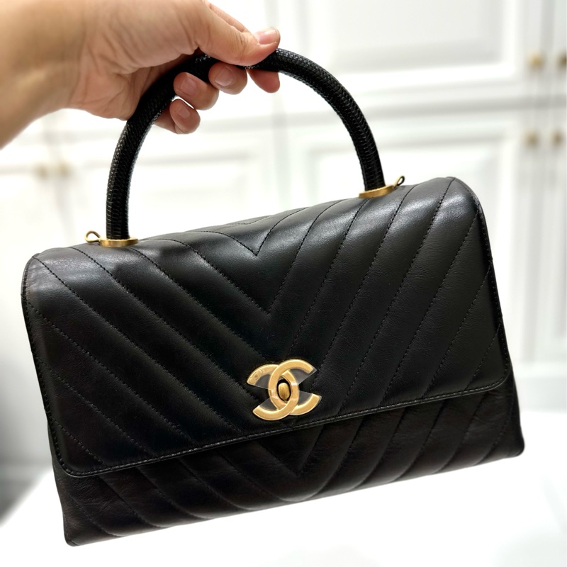 Chanel 香奈兒 cocohandle 28 蜥蜴手柄 黑金 V 紋 手提包 斜背包 肩背包 側背包 鍊條包-25