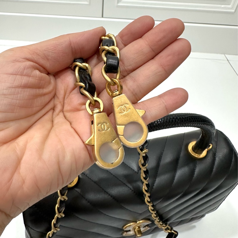 Chanel 香奈兒 cocohandle 28 蜥蜴手柄 黑金 V 紋 手提包 斜背包 肩背包 側背包 鍊條包-35