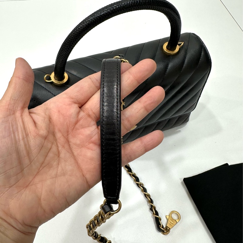 Chanel 香奈兒 cocohandle 28 蜥蜴手柄 黑金 V 紋 手提包 斜背包 肩背包 側背包 鍊條包-36