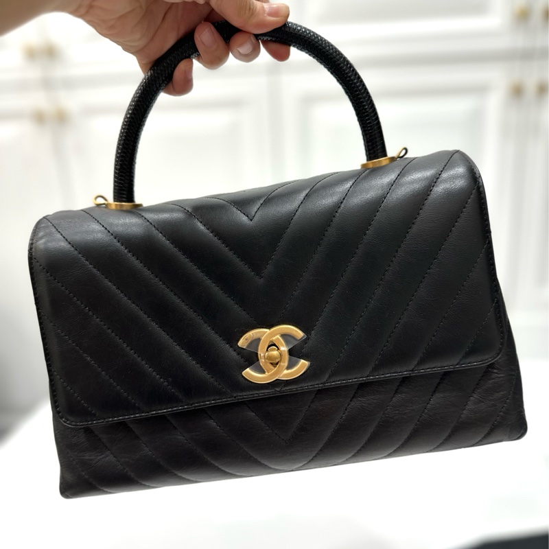 Chanel 香奈兒 cocohandle 28 蜥蜴手柄 黑金 V 紋 手提包 斜背包 肩背包 側背包 鍊條包-46