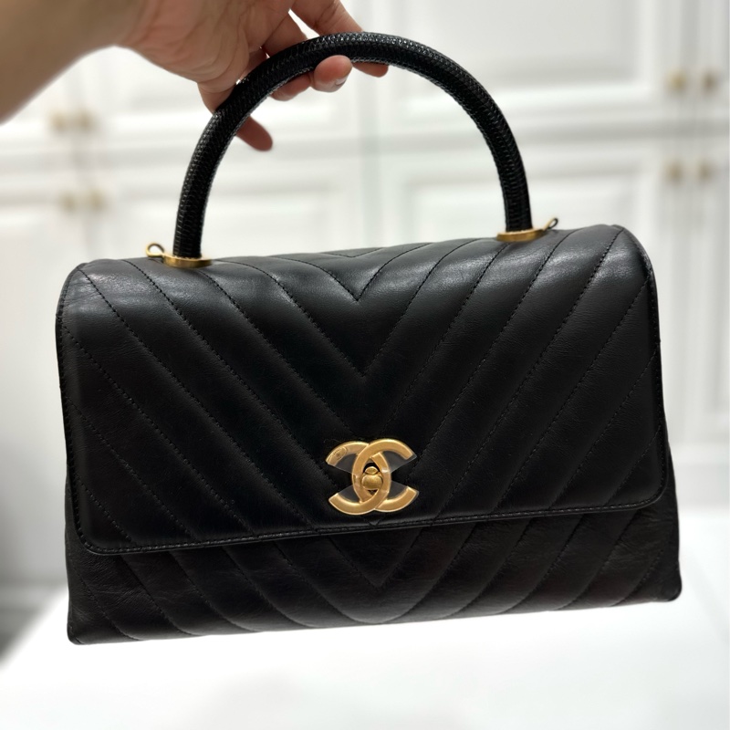 Chanel 香奈兒 cocohandle 28 蜥蜴手柄 黑金 V 紋 手提包 斜背包 肩背包 側背包 鍊條包-47