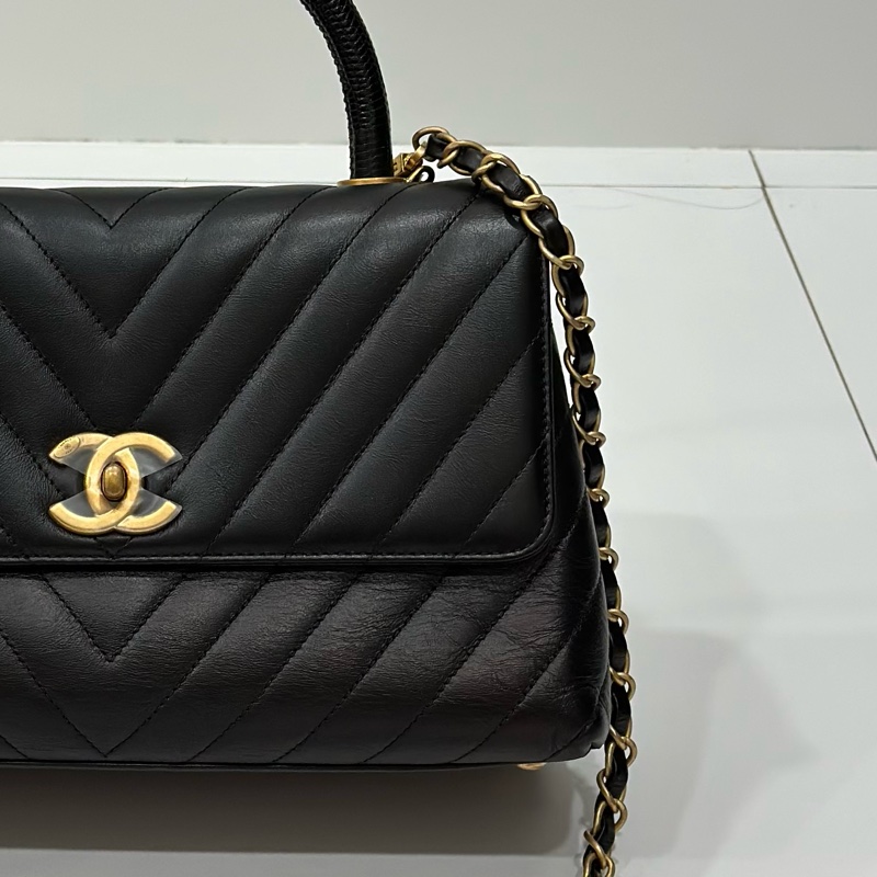Chanel 香奈兒 cocohandle 28 蜥蜴手柄 黑金 V 紋 手提包 斜背包 肩背包 側背包 鍊條包-53