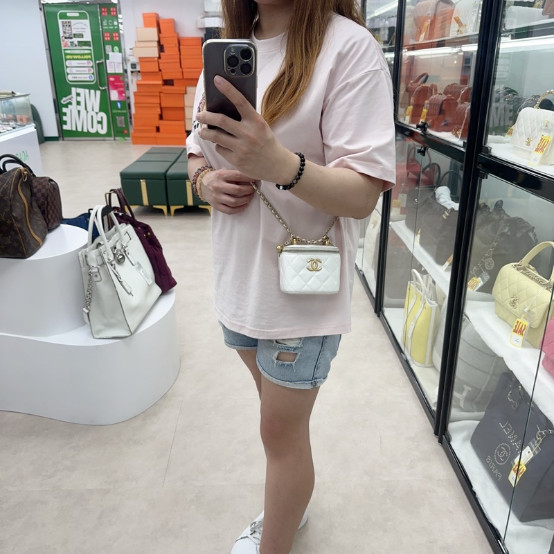 CHANEL 21C 白色金扣羊皮 雙金珠迷你小盒子 斜肩包-1