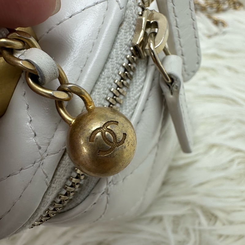 CHANEL 21C 白色金扣羊皮 雙金珠迷你小盒子 斜肩包-12