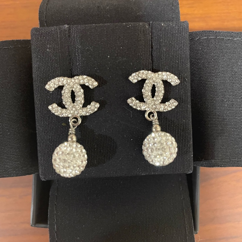 Chanel 銀色雙C水鑽球耳環-1