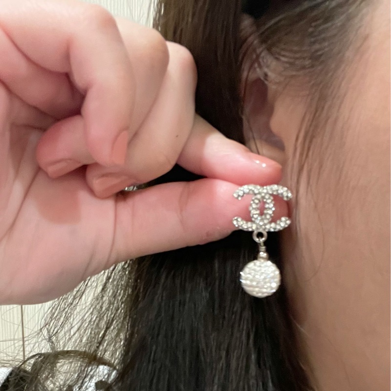 Chanel 銀色雙C水鑽球耳環-2