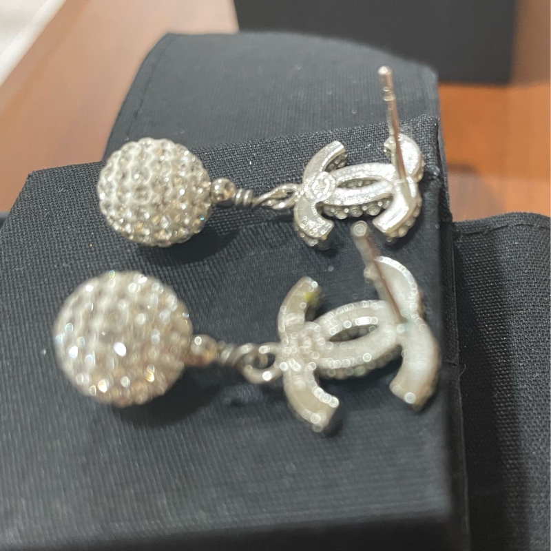 Chanel 銀色雙C水鑽球耳環-3