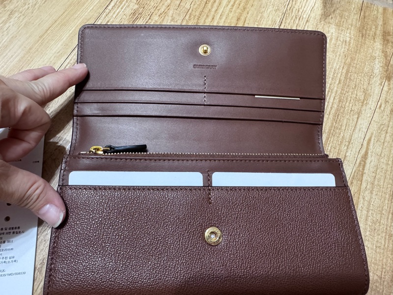 全新BURBERRY壓印字母logo小牛皮 長夾-12