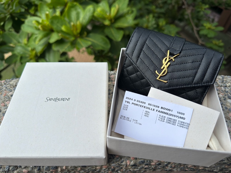 二手真品YSL Saint Lauren 黑色651028 經典金LOGO菱格縫線粒紋牛皮扣式三折信封式短夾-0