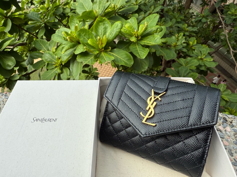 二手真品YSL Saint Lauren 黑色651028 經典金LOGO菱格縫線粒紋牛皮扣式三折信封式短夾-1