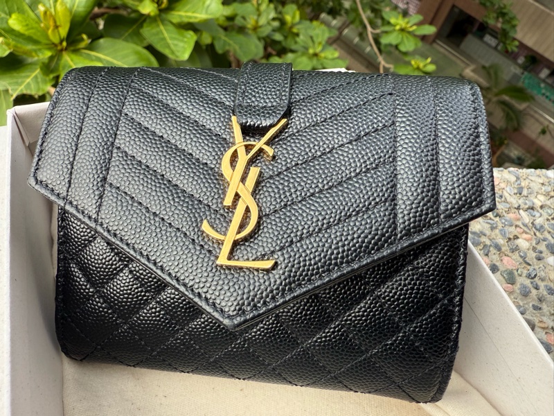 二手真品YSL Saint Lauren 黑色651028 經典金LOGO菱格縫線粒紋牛皮扣式三折信封式短夾-2