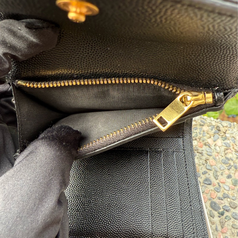 二手真品YSL Saint Lauren 黑色651028 經典金LOGO菱格縫線粒紋牛皮扣式三折信封式短夾-6