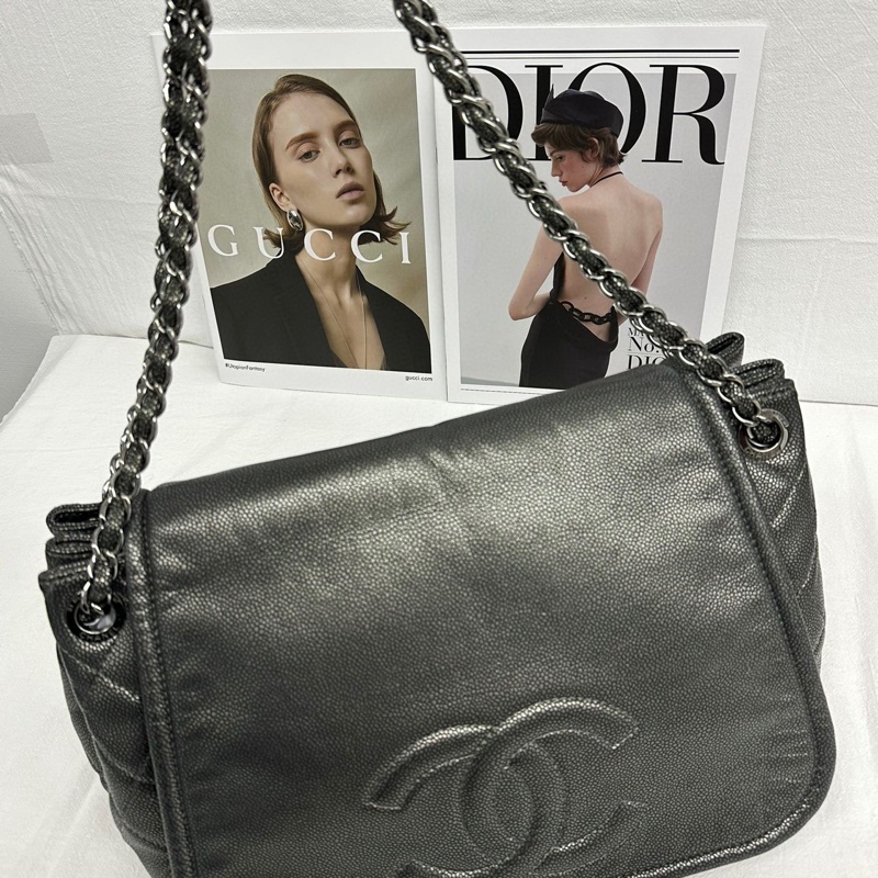 香奈兒荔枝牛皮翻蓋浮雕大logo鏈條包灰色-0