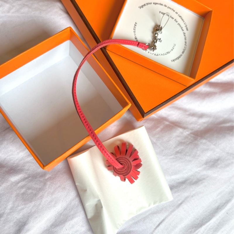 全新Hermes 粉色小草裙Carmen皮質吊飾/書籤-0