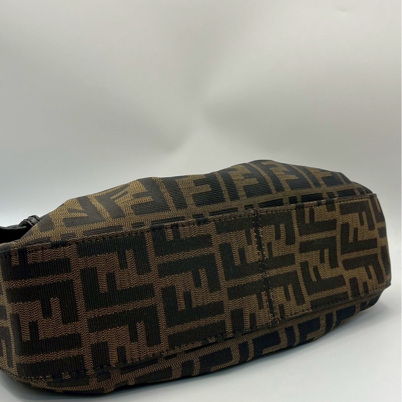 🏷️ Fendi Hobo-10