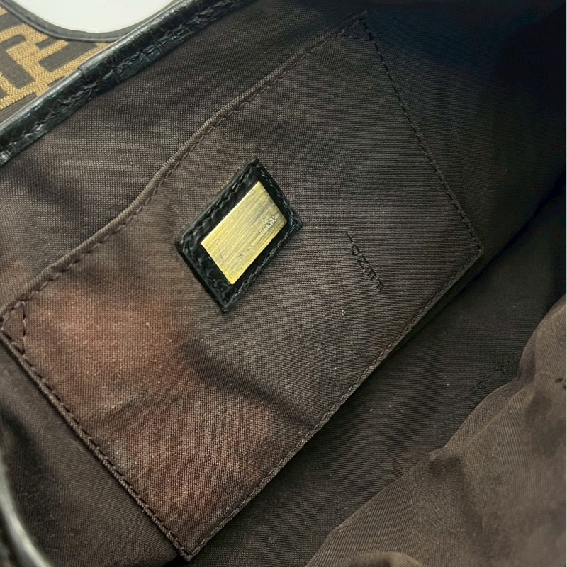 🏷️ Fendi Hobo-11