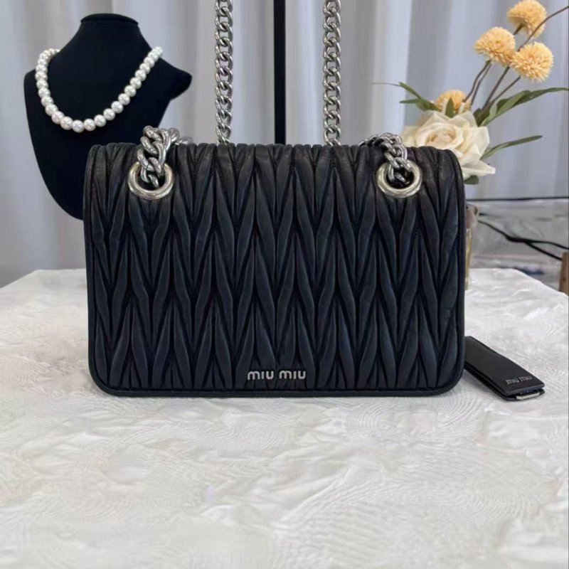 Miu Miu 黑色羊皮皺摺肩背包 25*17*4.5 99新 配件塵袋-0
