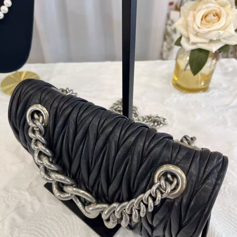 Miu Miu 黑色羊皮皺摺肩背包 25*17*4.5 99新 配件塵袋-3