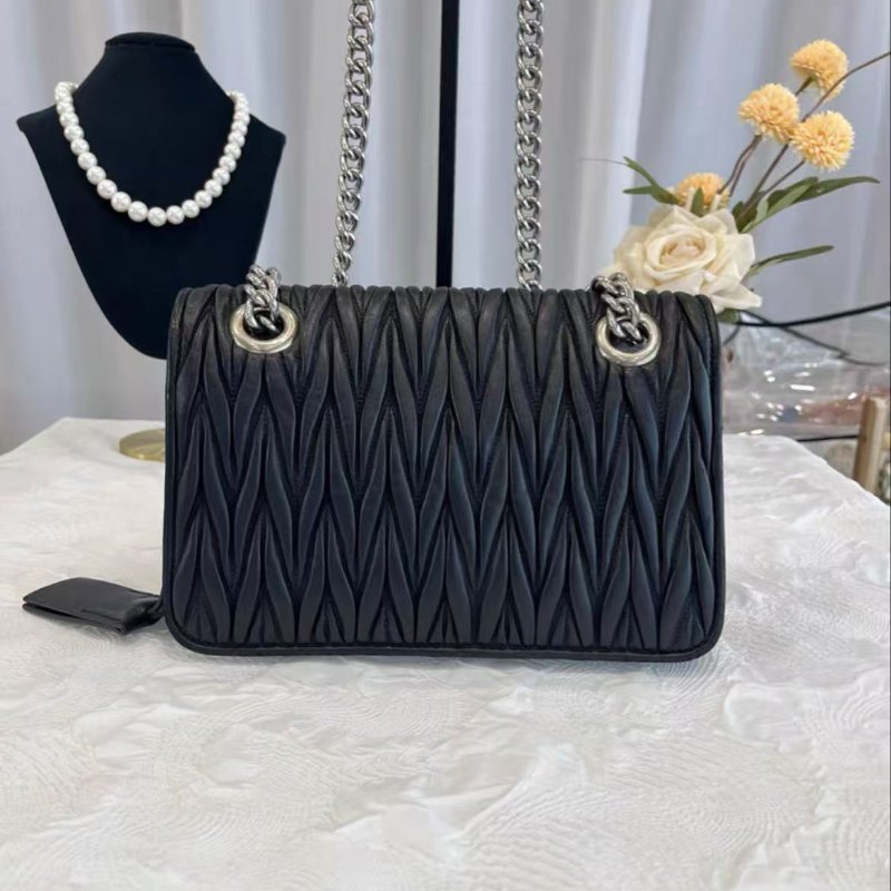 Miu Miu 黑色羊皮皺摺肩背包 25*17*4.5 99新 配件塵袋-6