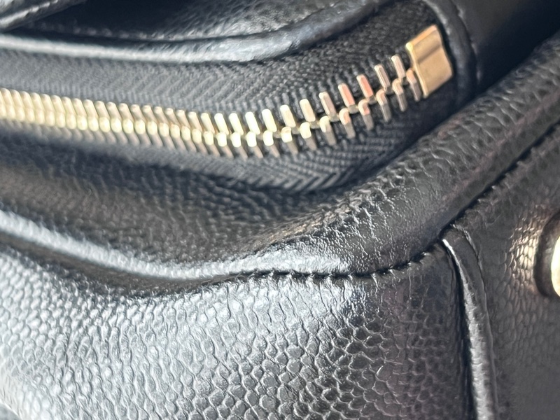 Chanel 香奈兒 小號郵差包 黑金荔枝皮-27